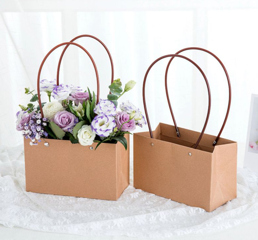 Коробка переноска для цветов. Пакет корзинка для цветов. Крафтовые сумочки для цветов. Упаковка сумочка для цветов. Бумажные корзины купить